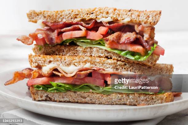 geröstetes blt sandwich - blt sandwich stock-fotos und bilder