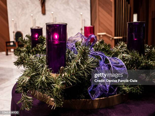 advent candles and wreath - catholic church christmas stock pictures, royalty-free photos & images