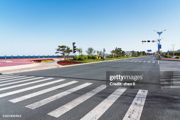 road by the sea - traffic light empty road stock pictures, royalty-free photos & images