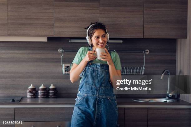 mädchen genießen kaffee und musik am morgen - publicity still stock-fotos und bilder