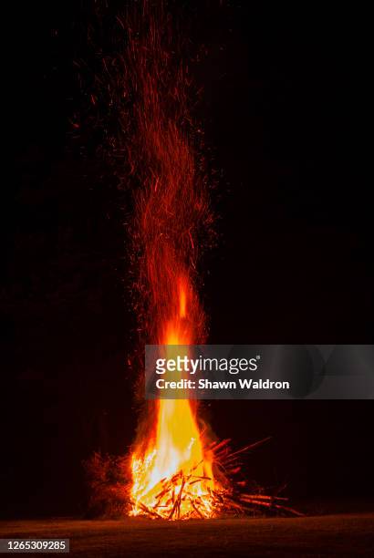 bonfire - burning embers stock pictures, royalty-free photos & images