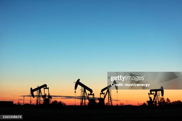 prairie oil pump jacks canada canadá estados unidos - gasoline fotografías e imágenes de stock