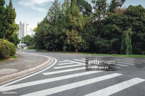 white zebra crossing on the crossroad - crossing stock-fotos und bilder