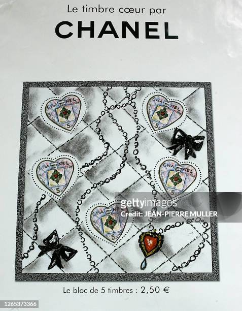 Photo prise le 12 mai 2006 d'un timbre émis en hommage à la célèbre maison de haute couture "Chanel" mis en vente pour les collectionneurs par le...