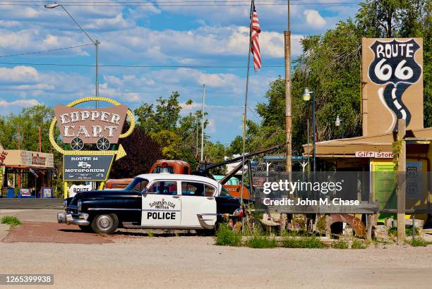 tiendas de regalos "copper cart" y "route 66", seligman, arizona - seligman arizona fotografías e imágenes de stock