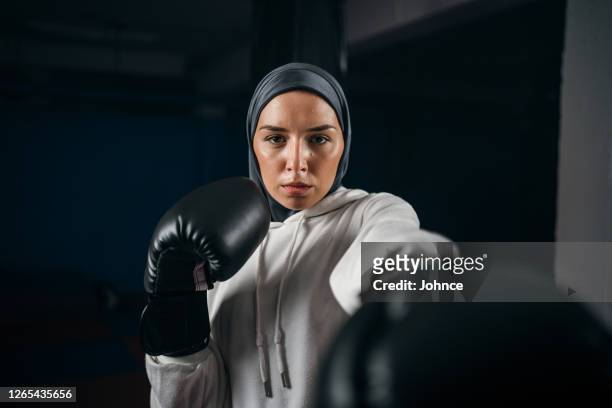 boxe de sombra de boxeador feminino muçulmano - mulher músculo - fotografias e filmes do acervo