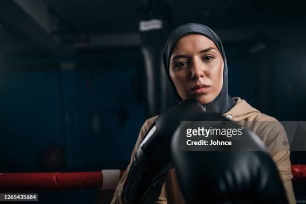 portrait of confident female boxer - lenço na cabeça enfeites para a cabeça imagens e fotografias de stock