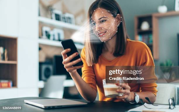 verificación biométrica y detección facial - carnet de identidad fotografías e imágenes de stock