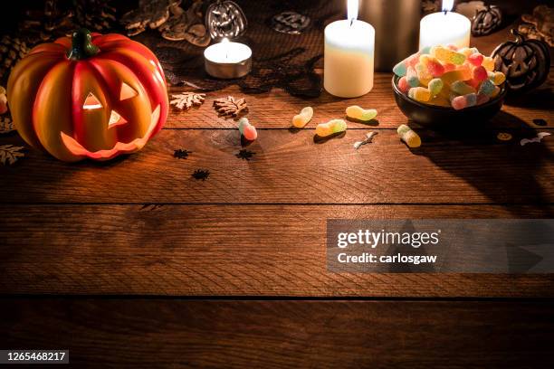 calabaza jack-o-lantern con espacio de copia en una mesa de madera rústica - gross food fotografías e imágenes de stock