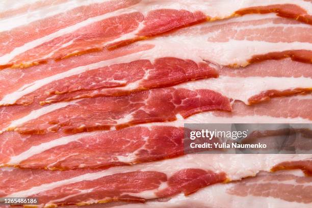 raw bacon background - tagliato a pezzi foto e immagini stock