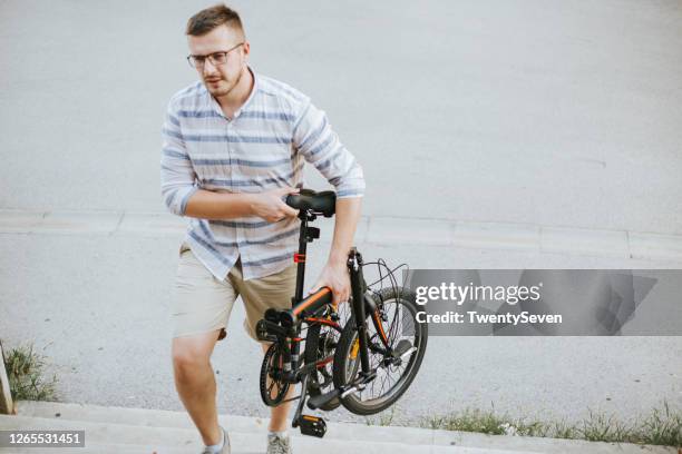 met mijn vouwfiets - folding bike stockfoto's en -beelden