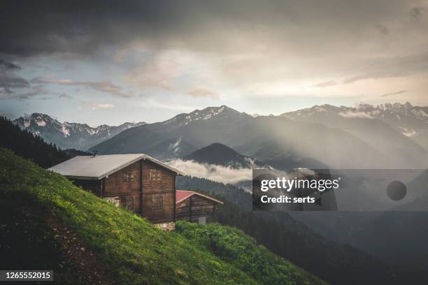 launische landschaftsansicht vom pokut-plateau in blacksea und der türkei - trabzon stock-fotos und bilder