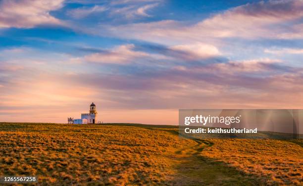 brough of birsay lighthouse at sunset, orkney islands, scotland, uk - orkney stock pictures, royalty-free photos & images