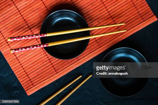 table setting with chopsticks - eetstokje stockfoto's en -beelden