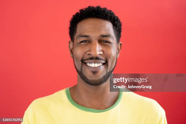 het portret van de studio van 44 jaar oude gemengde rasmens in t-shirt - 40 year old man stockfoto's en -beelden