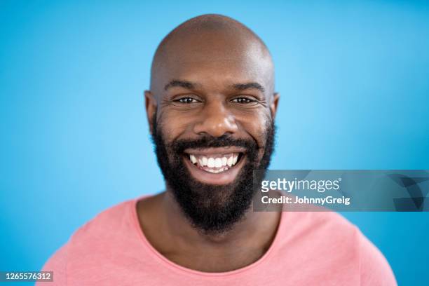 portret van 35 jaar oude bebaarde zwarte mens die bij camera grijnst - 39 year old stockfoto's en -beelden