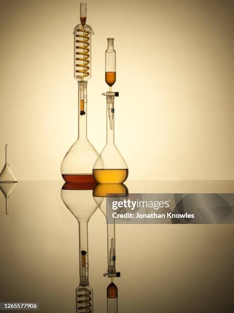 science beakers - reagenzglas stock-fotos und bilder