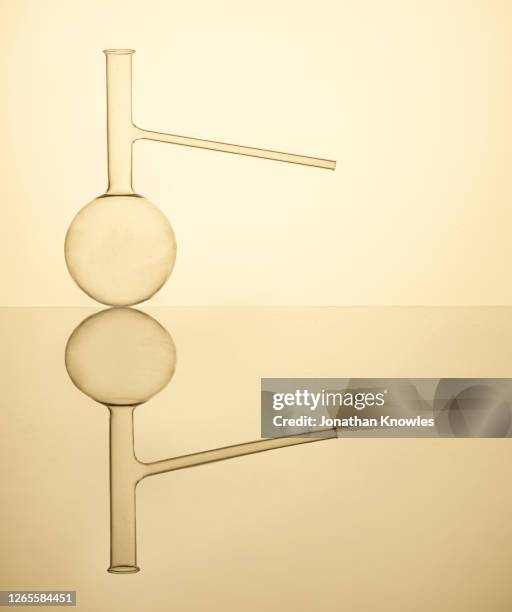 science beaker - tubo equipamento de laboratório - fotografias e filmes do acervo