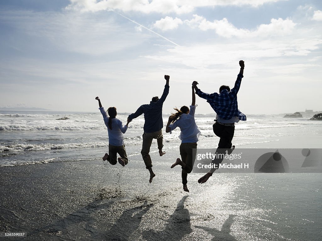 The couples who jump all at once in a beach