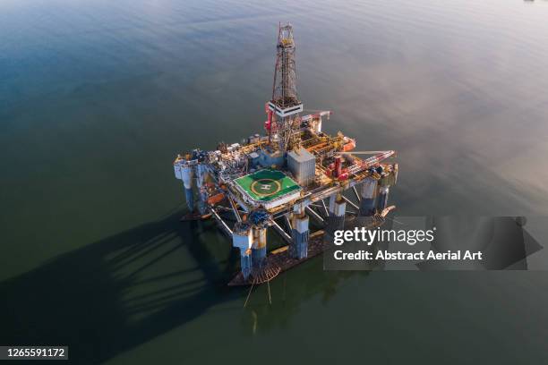 an offshore drilling platform seen from above, cromarty firth, scotland, united kingdom - olie exploratieplatform stockfoto's en -beelden
