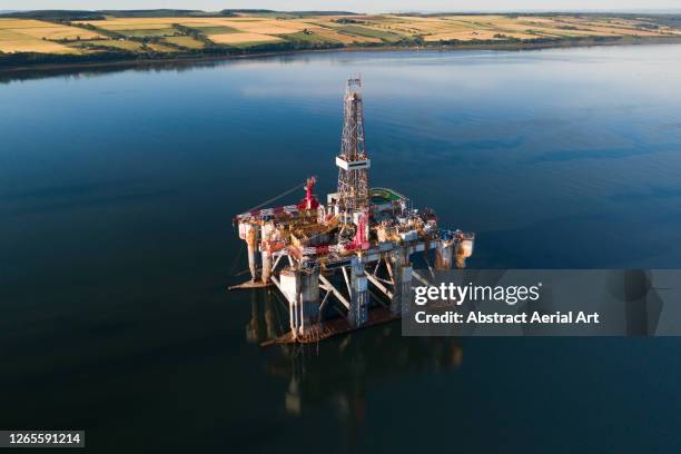 high angle view of an oil rig close to shore, cromarty firth, scotland, united kingdom - vintage oilfield stock-fotos und bilder