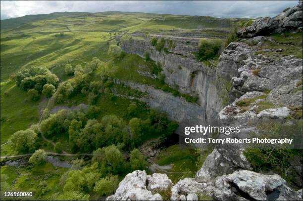 malham cove, yorkshire - north yorkshire stock-fotos und bilder