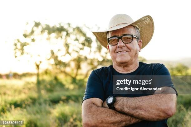 ritratto di un contadino anziano sorridente - cowboy hat foto e immagini stock