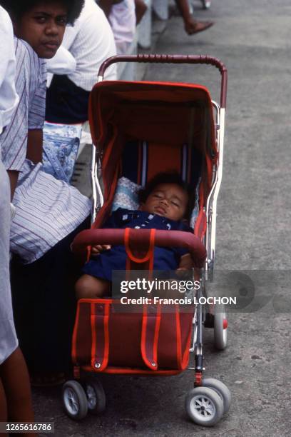 Bébé endormi dans une poussette dans les îles Fidji, en novembre 1987.