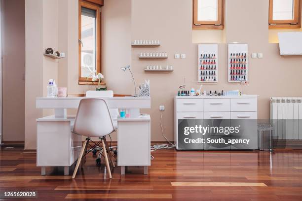interior moderno del spa de uñas - salón de belleza para manicura fotografías e imágenes de stock