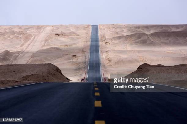 gobi desert highway - wüstenstraße stock-fotos und bilder