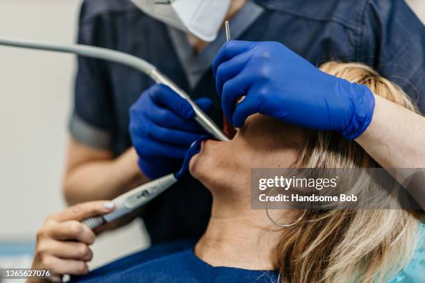 dentista - usar la boca fotografías e imágenes de stock