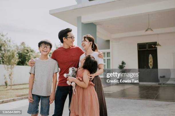 una familia china asiática que se muda a la nueva casa teniendo retrato en frente de su casa - family in front of home fotografías e imágenes de stock