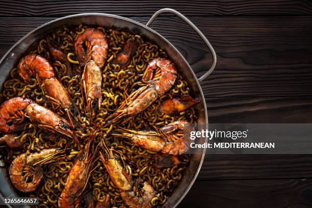 fidegua paella recipe in a pan with shrimp squid and seafood - cozinha mediterrânica imagens e fotografias de stock