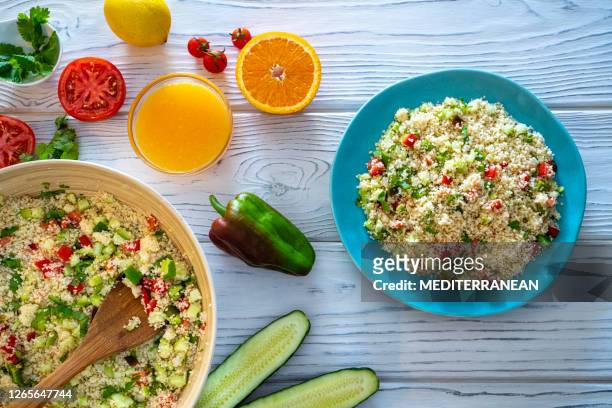 tabbouleh ensalada de cuscús receta vegetariana de oriente medio - tabulé fotografías e imágenes de stock