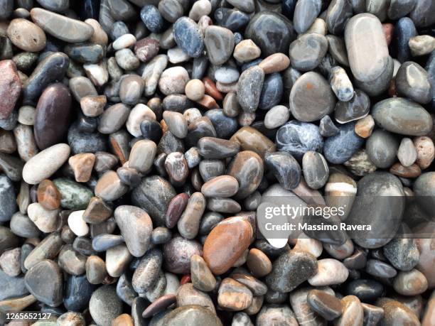 wet colourful pebbles on the beach - 玉砂利 ストックフォトと画像