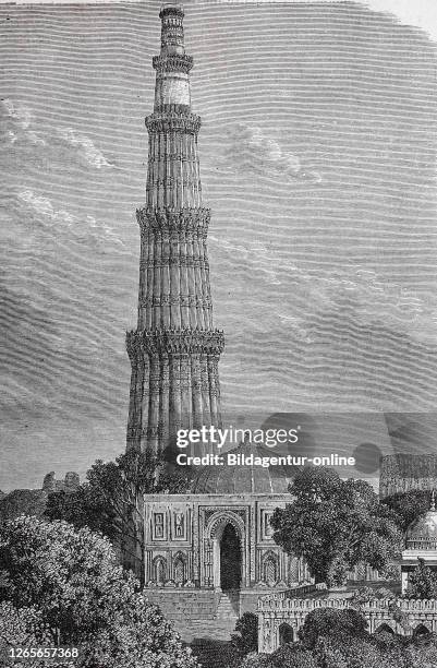 Der rote Sandsteinturm des Qutb Minar, Koutab, in der Ebene von Delhi, Indien / UNESCO World Heritage Site, the Qutub Minar is the world's tallest...