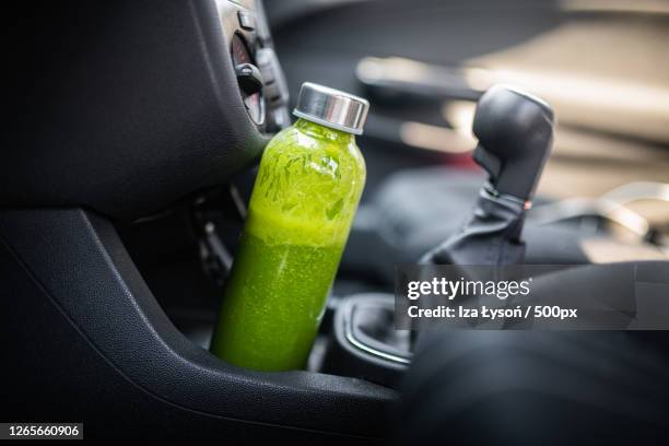 https://media.gettyimages.com/id/1265660906/photo/close-up-of-green-health-drink-in-sustainable-bottle-in-car-inwad-poland.jpg?s=612x612&w=gi&k=20&c=5Lz2D5d0eUYpHLKFO7sGRhhadEja660JyswP7_RyIEg=