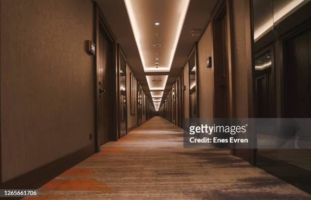 de ruimtencorridor van het hotel - gang stockfoto's en -beelden