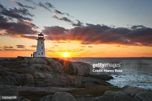 lighthouse at peggy' cove at sunset - peggys cove stock-fotos und bilder