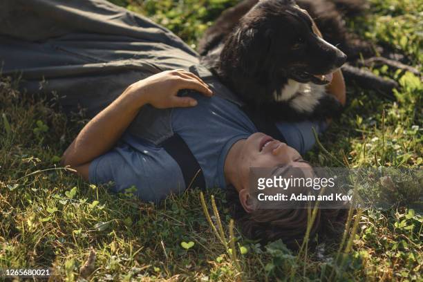 farm worker relaxes with his dog - filipino farmer fotografías e imágenes de stock
