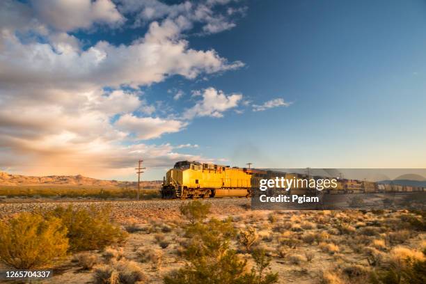 貨物列車は砂漠を通って転がる - 貨物列車 ストックフォトと画像