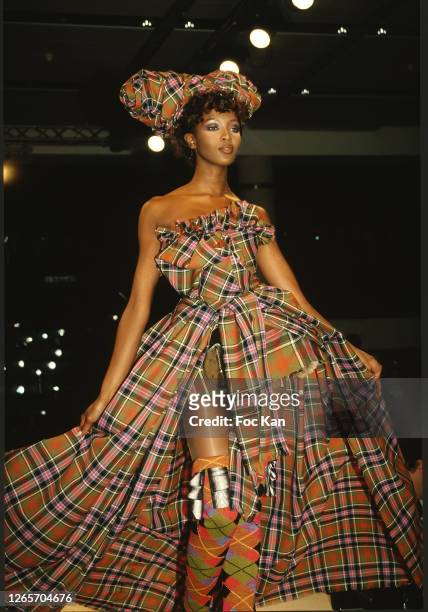 Naomi Campbell Runway Photos and Premium High Res Pictures - Getty Images