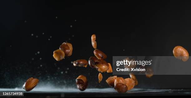 board bean fried jumping captured with high speed shutter"n - fast shutter speed stock-fotos und bilder