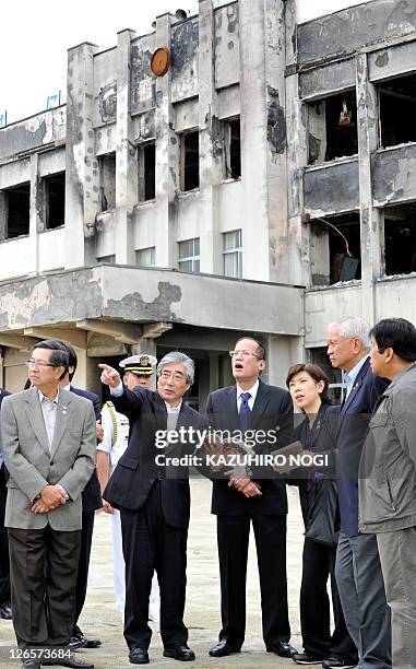 Ishinomaki City mayor Hiroshi Kameyama speaks with Philippine President Benigno Aquino during a visit to Kadonowaki elementary school located on the...