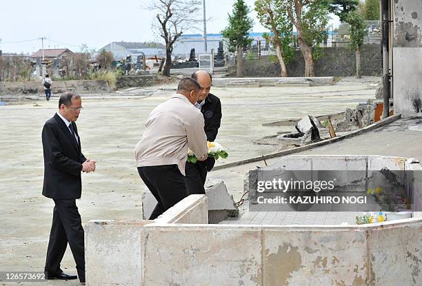 Philippine President Benigno Aquino offers a wreath of flowers for victims of the tsunami during a visit to Kadonowaki elementary school located on...