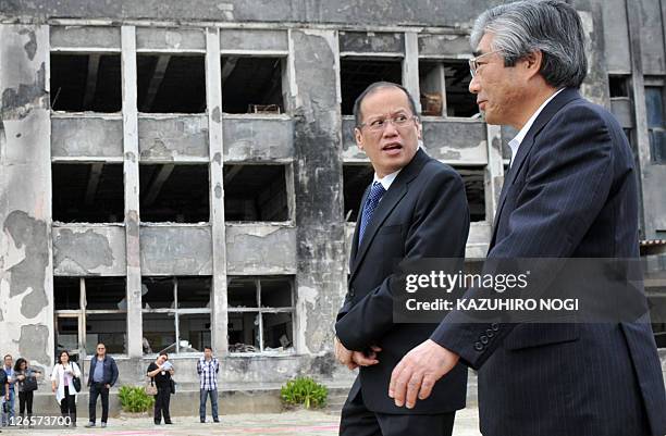 Ishinomaki City mayor Hiroshi Kameyama speaks with Philippine President Benigno Aquino during a visit to Kadonowaki elementary school located on the...