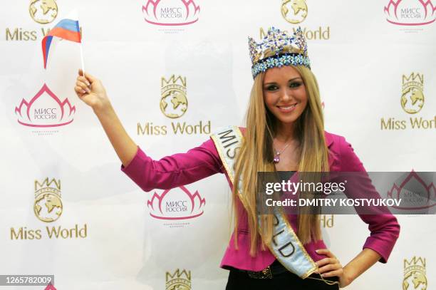 Miss World 2008 Kseniya Sukhinova of Russia poses for fans upon her arrival in Moscow on December 17, 2008. Sukhinova was crowned Miss World 2008 in...