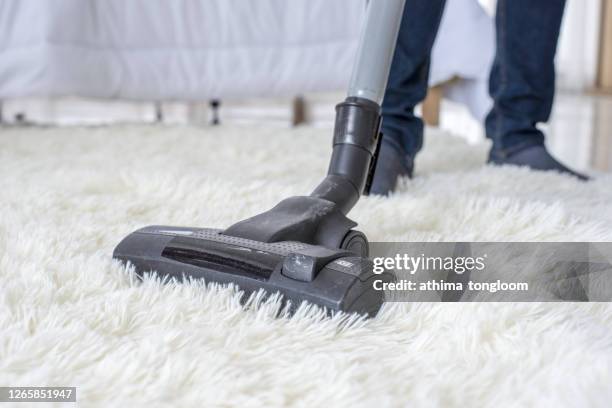 vacuum cleaner - moquette photos et images de collection