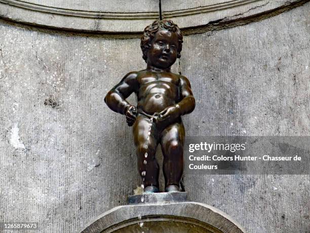 the mannenken pis fountain in brussels #4 - belgian culture stockfoto's en -beelden