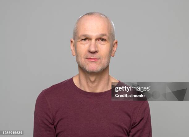 portret van rijpe mens - kaal geschoren hoofd stockfoto's en -beelden